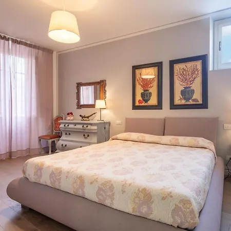 Stunning & Luxurious 1br 1 Min Walk By Duomo דירה